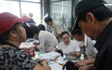 Người dân Hà Nội hào hứng đi làm thẻ xe buýt miễn phí